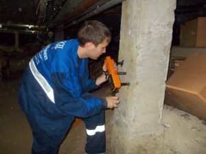 Испытание бетона колонны при обследовании